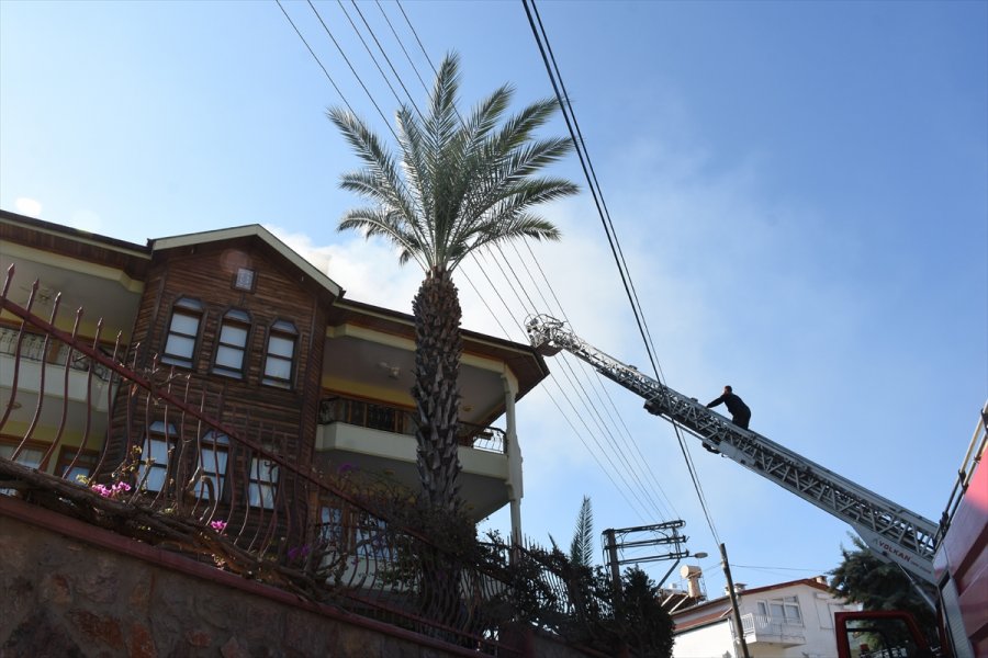 Alanya'da Çatı Katında Çıkan Yangın Söndürüldü