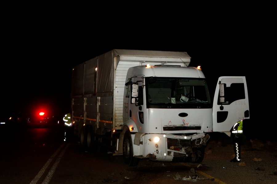Antalyada Otomobille Kamyon Çarpıştı: 2 Ölü