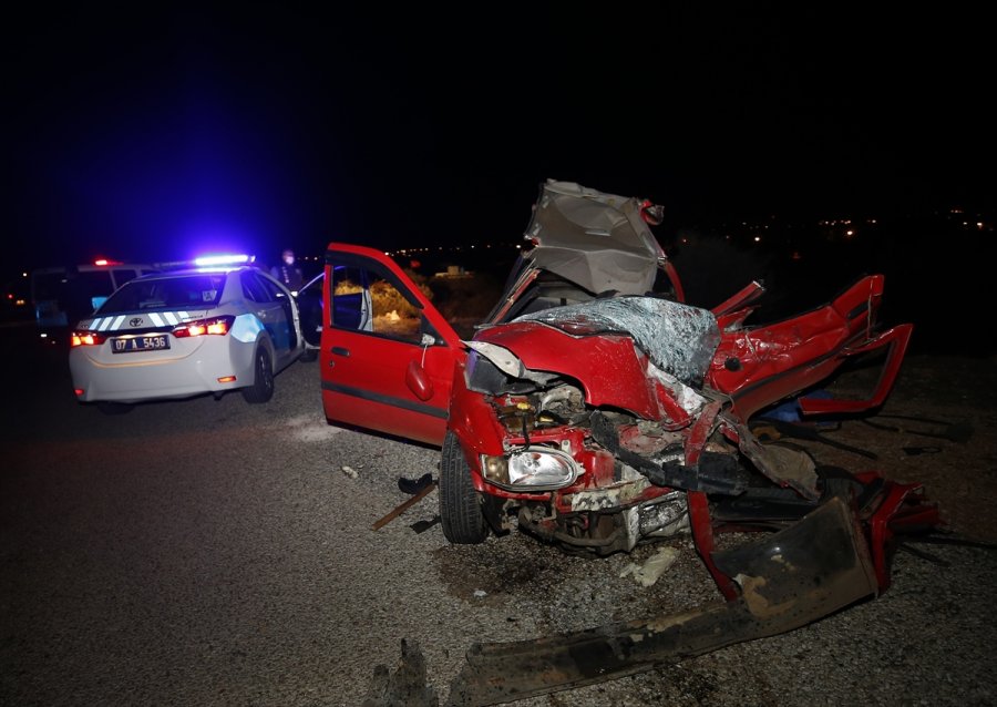 Antalyada Otomobille Kamyon Çarpıştı: 2 Ölü