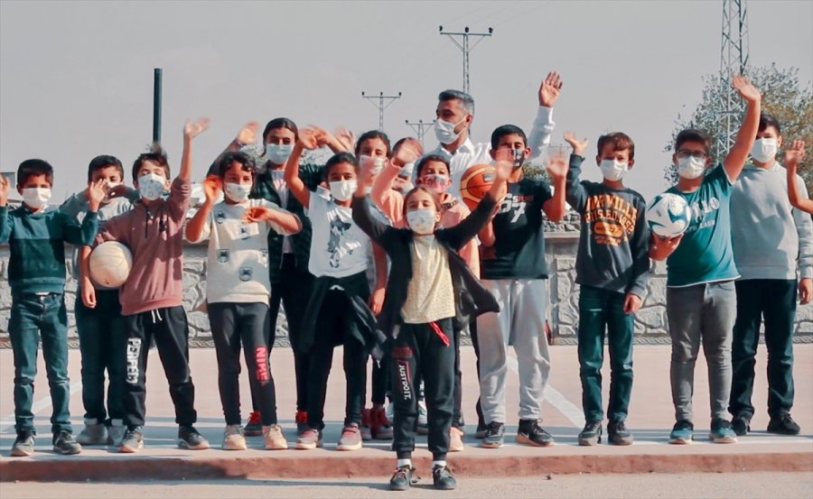 Aü, Eski Öğrencisinin Görev Yaptığı Mardin'deki Okula Malzeme Desteği Sağladı