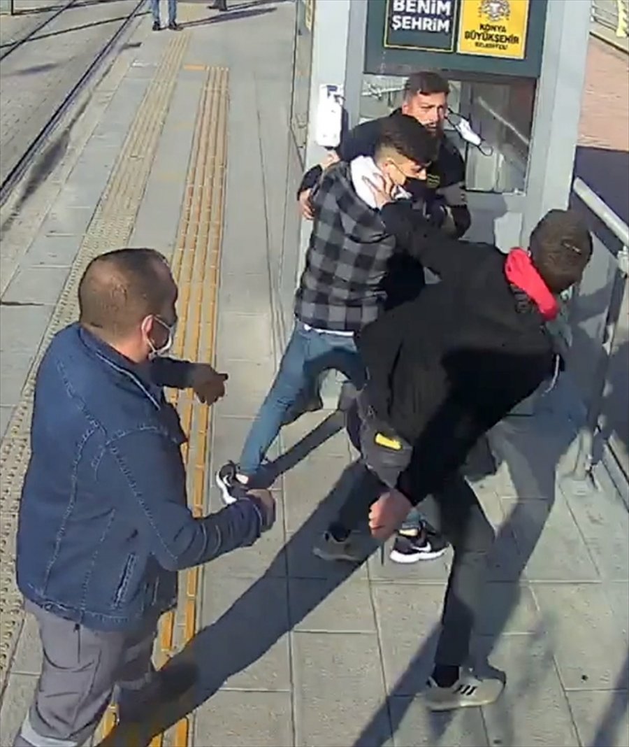 Biletsiz Tramvaya Binmeye Çalışan Kişi, Kendisini Uyaran Güvenlik Görevlisini Bıçakladı