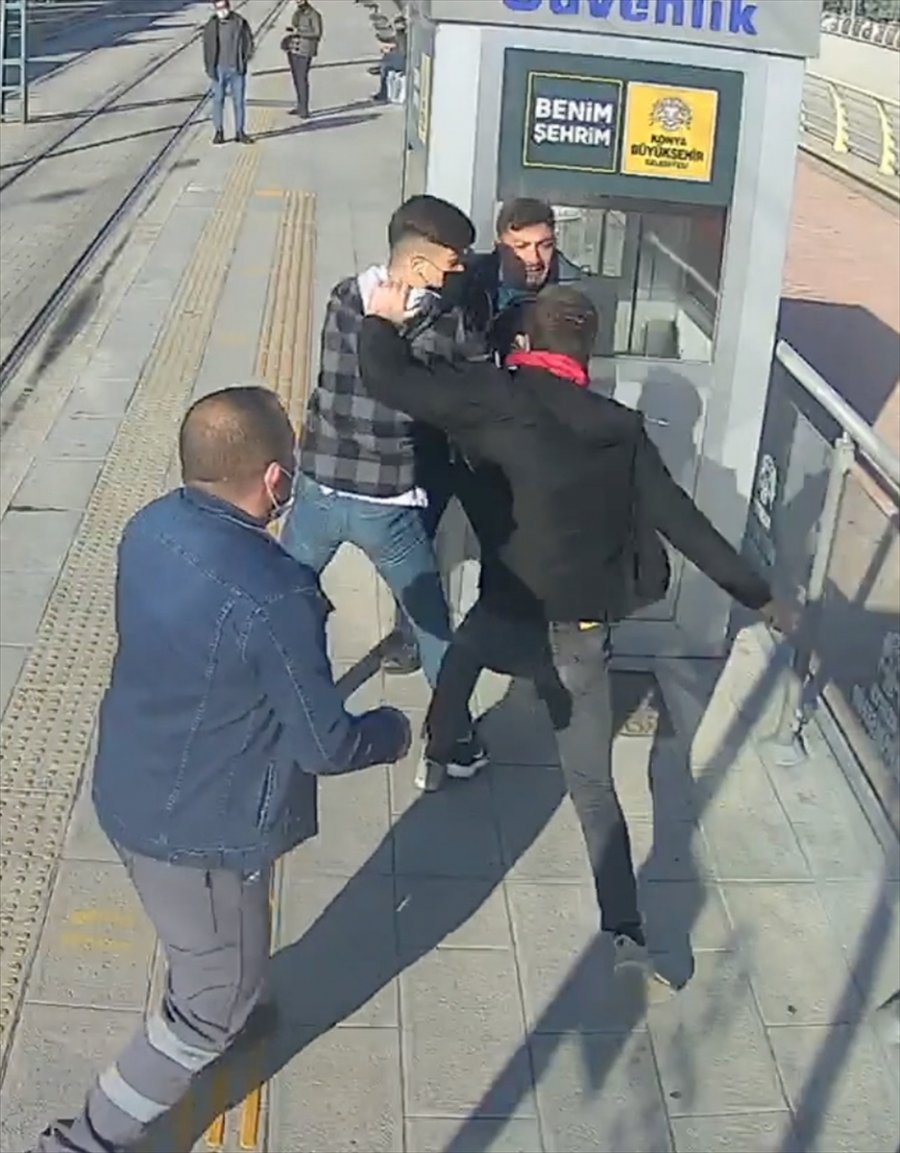Biletsiz Tramvaya Binmeye Çalışan Kişi, Kendisini Uyaran Güvenlik Görevlisini Bıçakladı