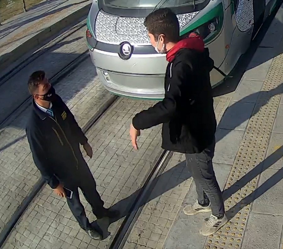 Biletsiz Tramvaya Binmeye Çalışan Kişi, Kendisini Uyaran Güvenlik Görevlisini Bıçakladı