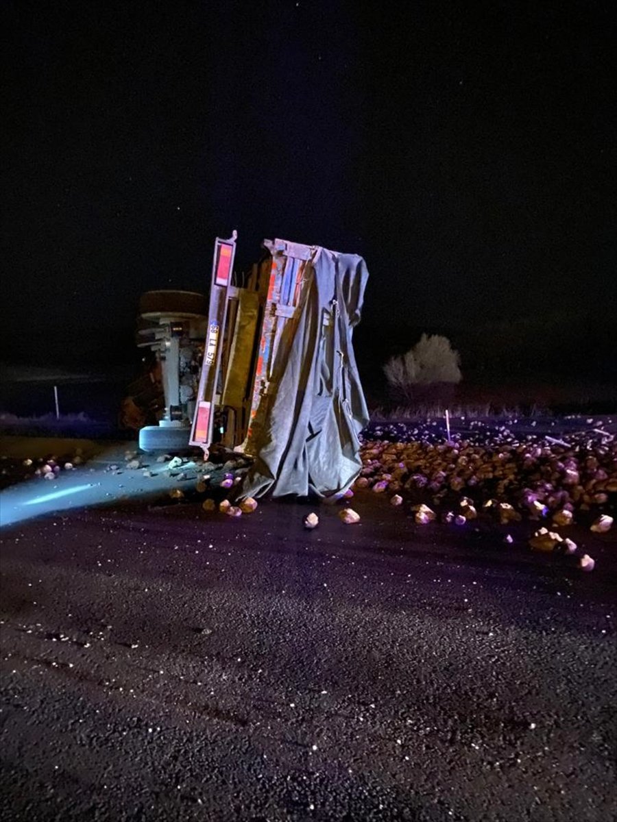 Ilgın'da Pancar Yüklü Tır Devrildi: 1 Yaralı