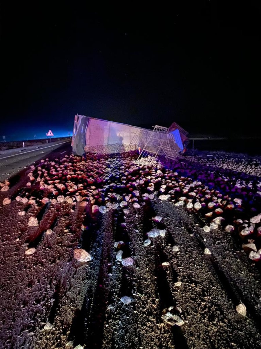 Ilgın'da Pancar Yüklü Tır Devrildi: 1 Yaralı