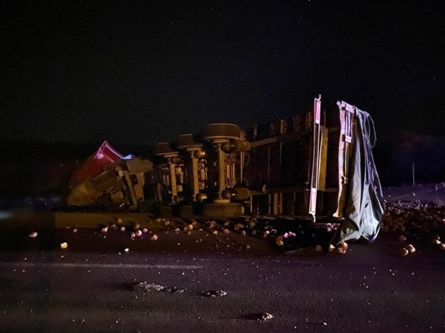 Ilgın'da Pancar Yüklü Tır Devrildi: 1 Yaralı