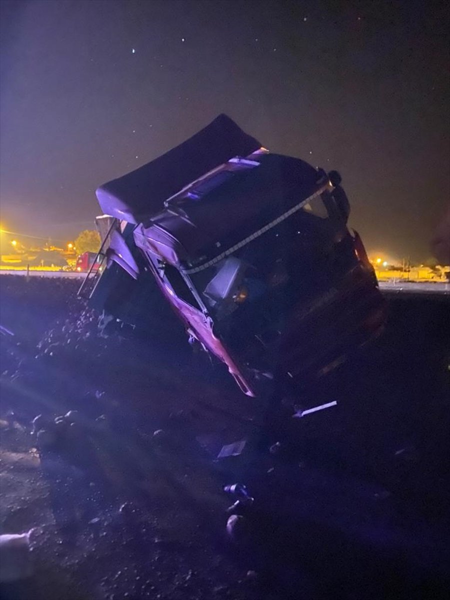 Ilgın'da Pancar Yüklü Tır Devrildi: 1 Yaralı