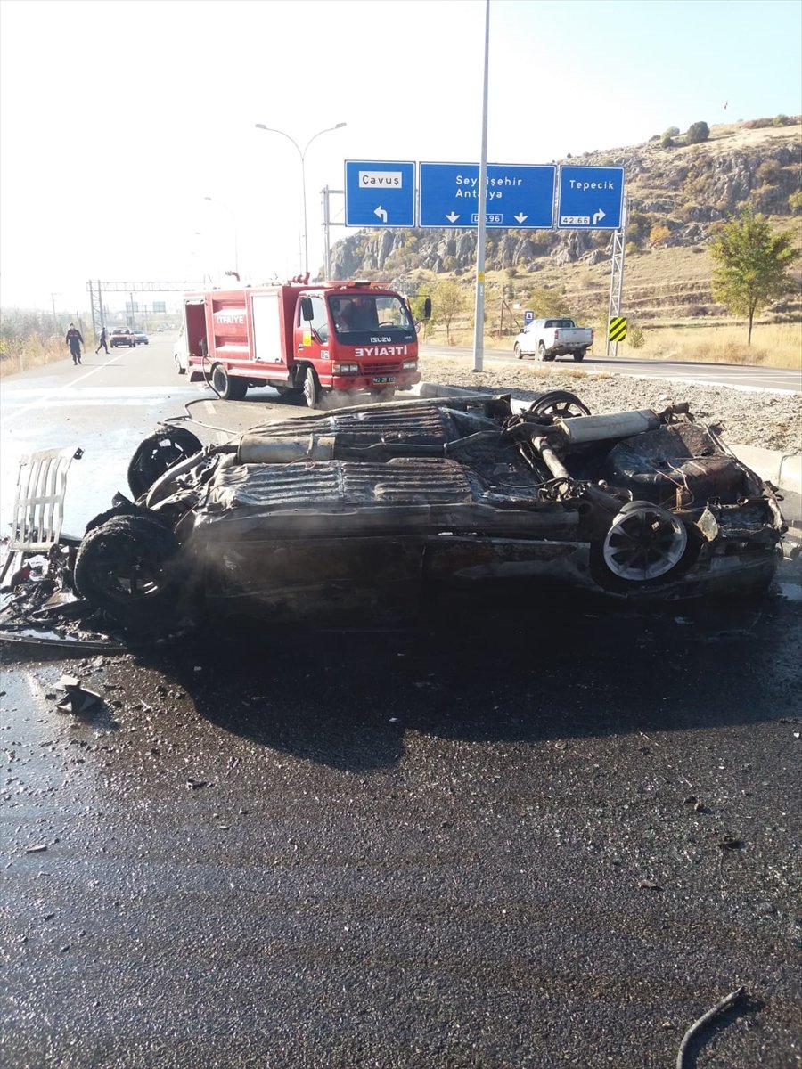 Konya'da Devrilerek Alev Alan Otomobilin Sürücüsü Yaralandı