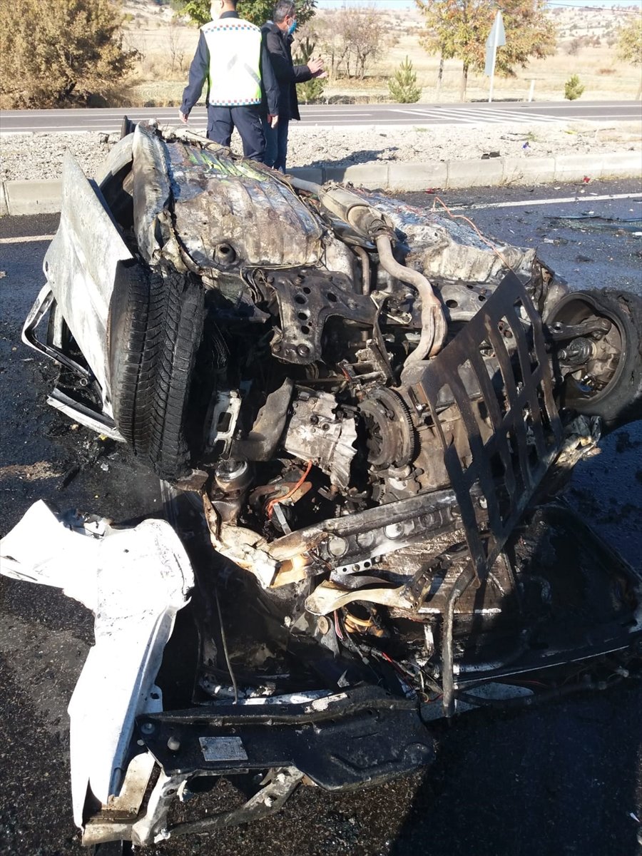 Konya'da Devrilerek Alev Alan Otomobilin Sürücüsü Yaralandı