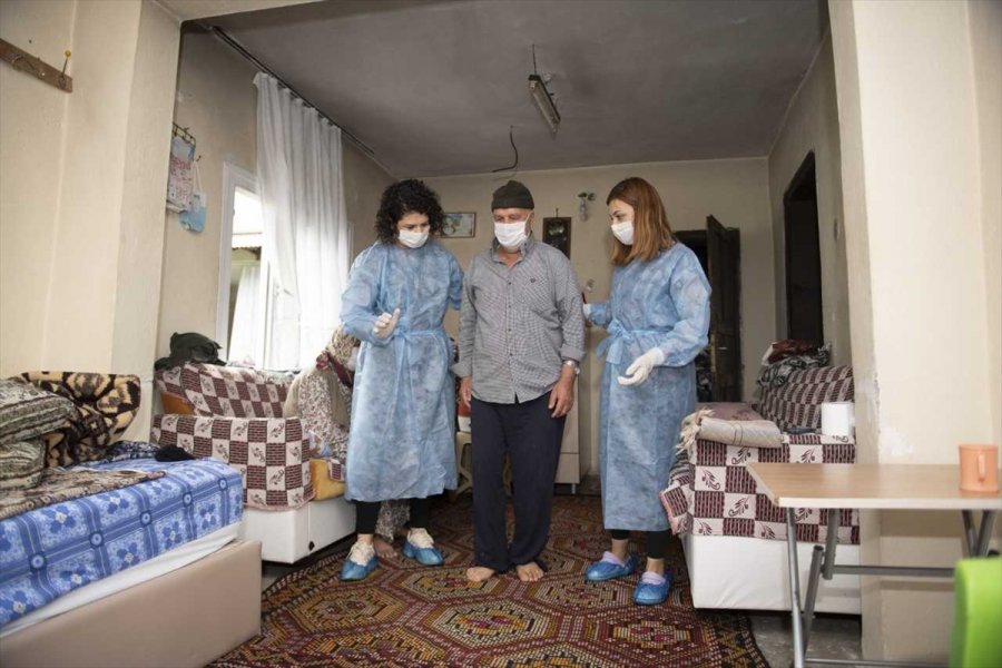 Mersin'de Yatalak Adam Fizik Tedaviyle Yeniden Yürümenin Sevincini Yaşıyor