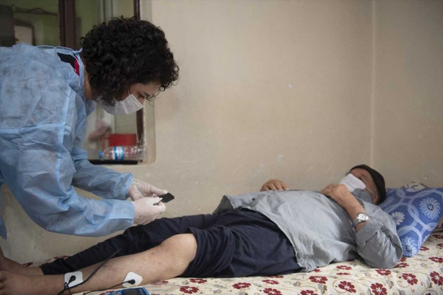 Mersin'de Yatalak Adam Fizik Tedaviyle Yeniden Yürümenin Sevincini Yaşıyor