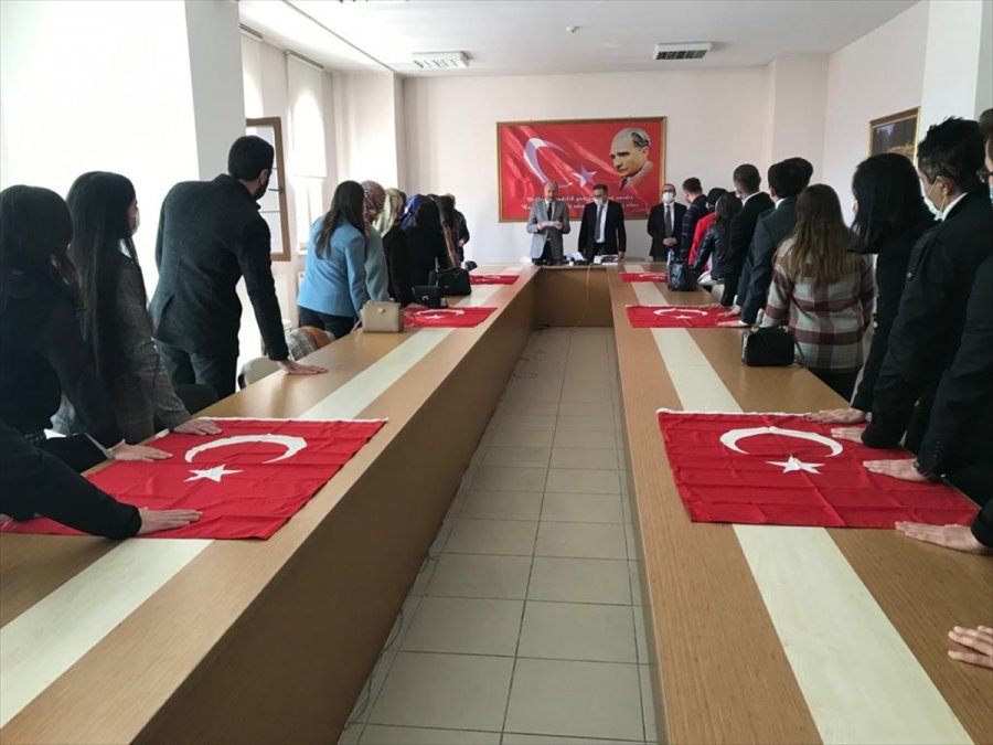 Akşehir'de, Şehit Öğretmenlerin Ailelerine Plaket Verildi