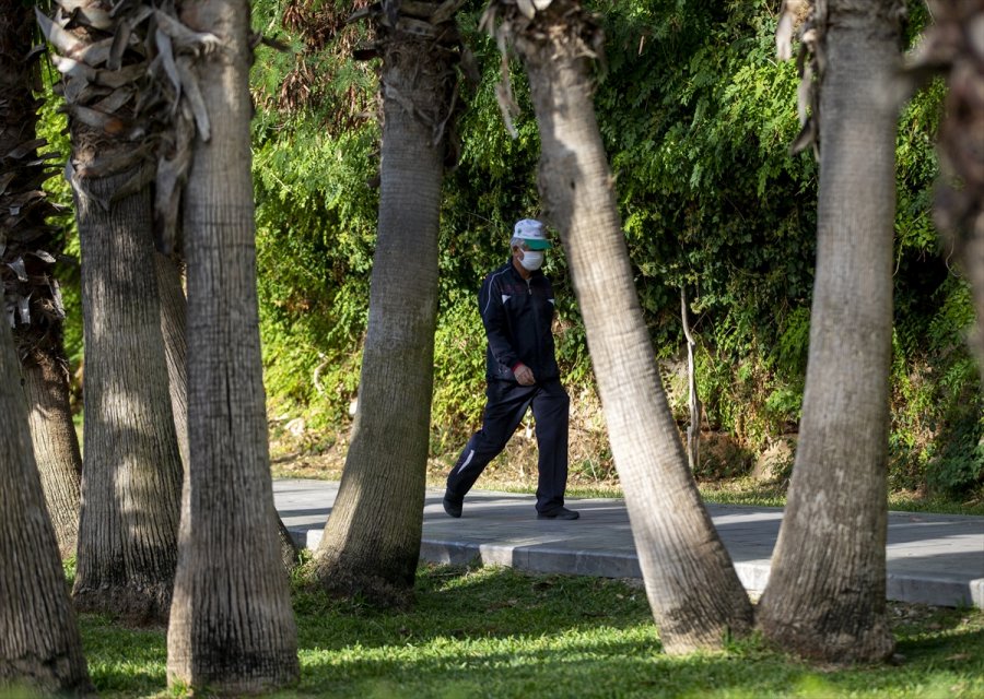 Antalya'da 65 Yaş Ve Üstü Vatandaşların Güneş Keyfi