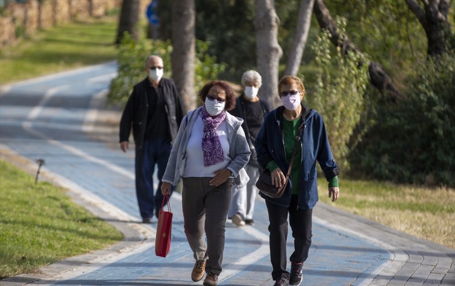 Antalya'da 65 Yaş Ve Üstü Vatandaşların Güneş Keyfi