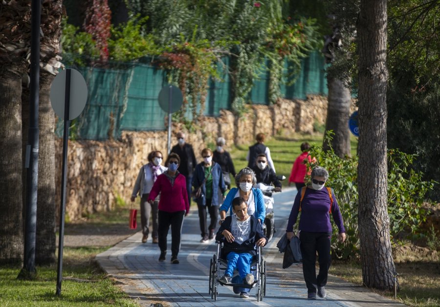 Antalya'da 65 Yaş Ve Üstü Vatandaşların Güneş Keyfi