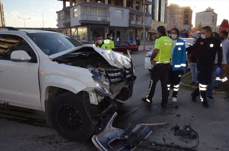 Antalya'da Ambulans İle Cip Çarpıştı: 1 Yaralı