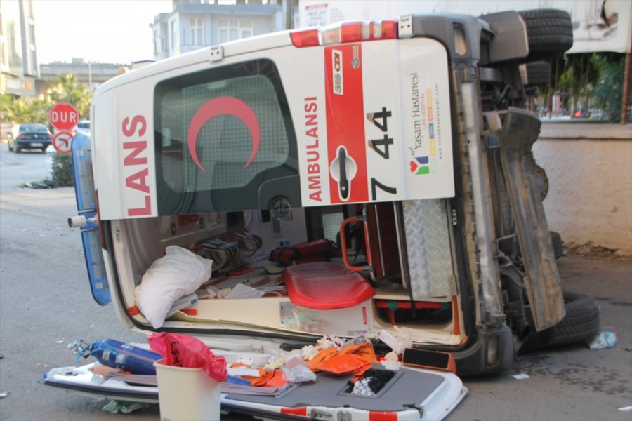 Antalya'da Ambulans İle Cip Çarpıştı: 1 Yaralı