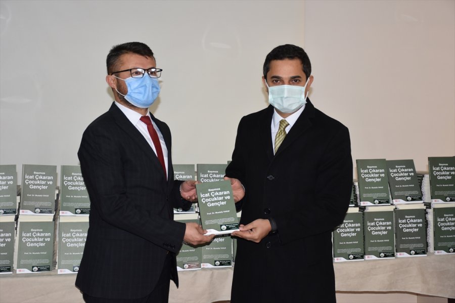 Karapınar'da Öğretmenlere Kitap Hediye Edildi