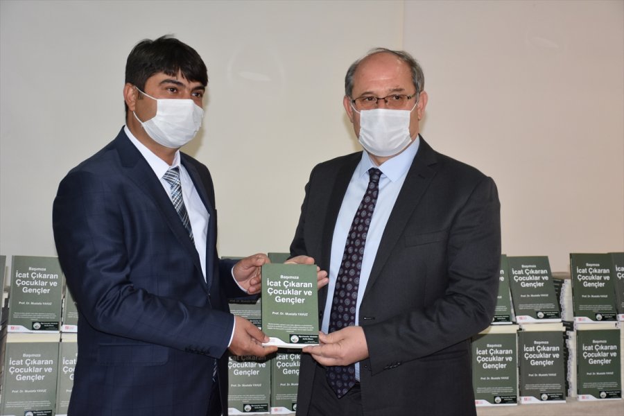 Karapınar'da Öğretmenlere Kitap Hediye Edildi