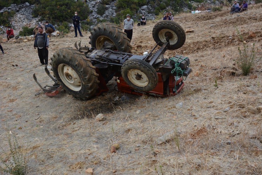 Antalya'da Devrilen Traktörün Sürücüsü Öldü