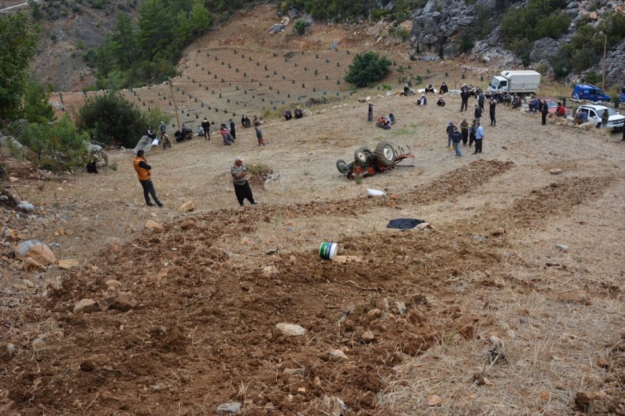 Antalya'da Devrilen Traktörün Sürücüsü Öldü