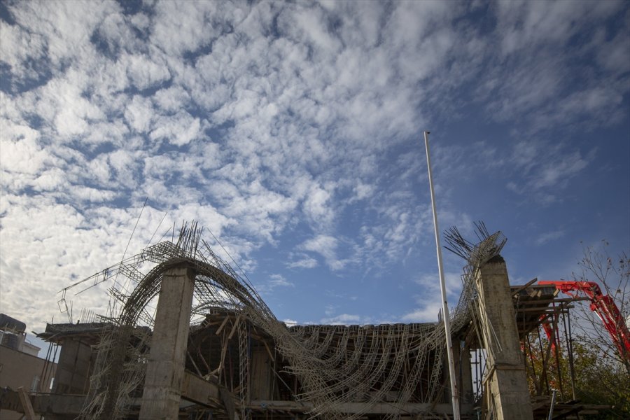 Antalya'da İnşaatta Beton Kalıbı Çöktü: 4 Yaralı