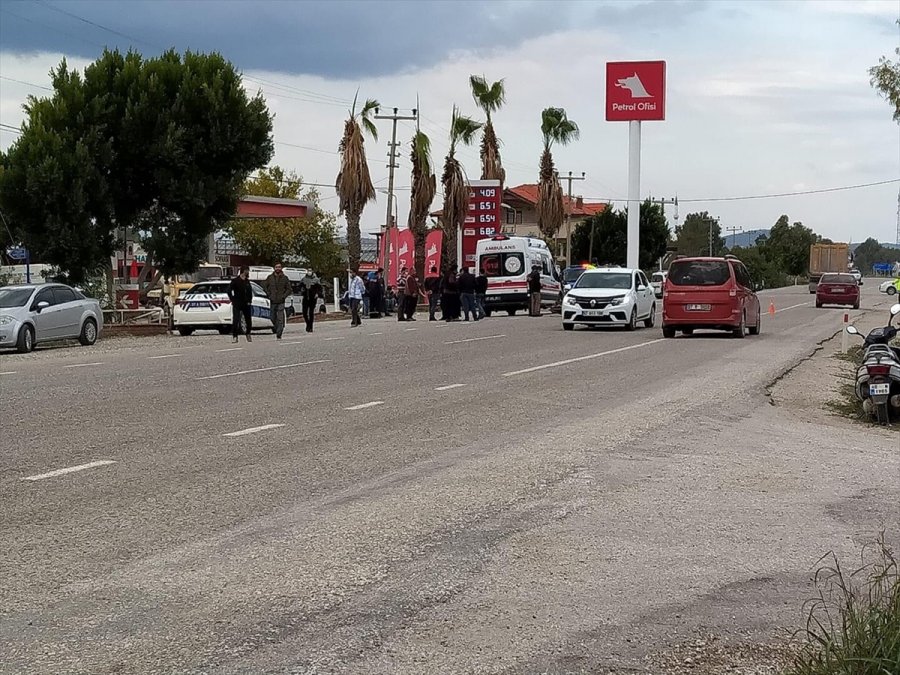 Antalya'da Motosiklet İle Otomobil Çarpıştı: 1 Yaralı