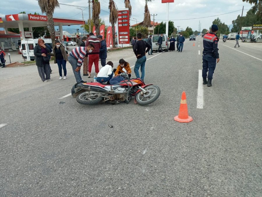 Antalya'da Motosiklet İle Otomobil Çarpıştı: 1 Yaralı