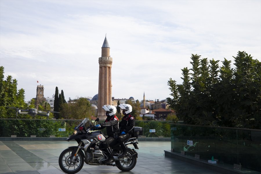 Elektronik Kelepçe Şiddet Mağduru Kadını Hayata Bağlıyor