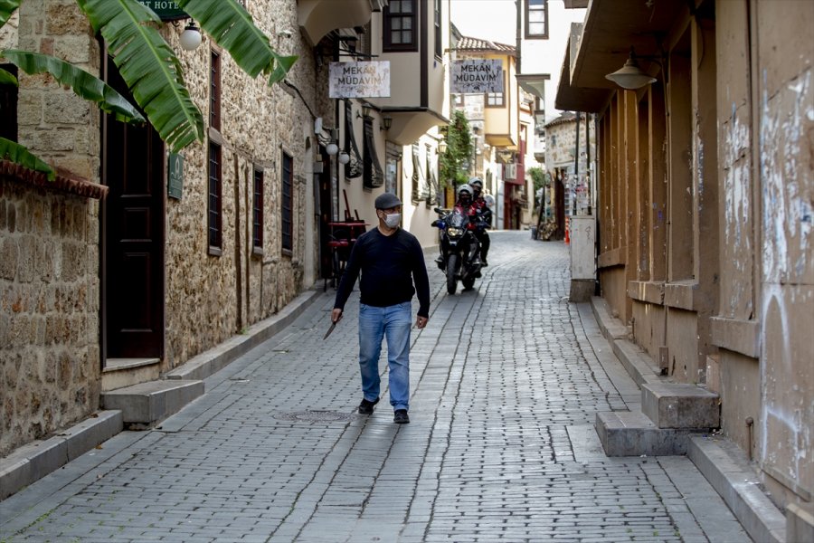 Elektronik Kelepçe Şiddet Mağduru Kadını Hayata Bağlıyor