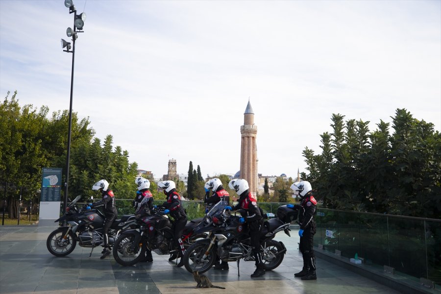 Elektronik Kelepçe Şiddet Mağduru Kadını Hayata Bağlıyor