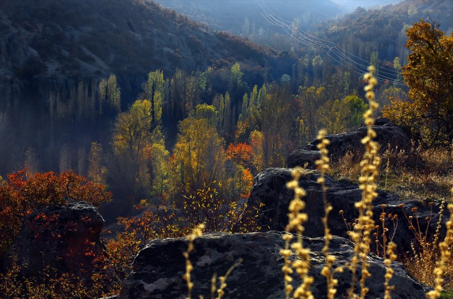 Kapadokya'yı Andıran 2 Bin Yıllık Antik Kentte Sonbahar Güzelliği