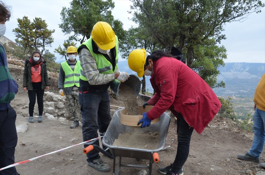 Karaman'daki Kazılarda Roma Dönemine Ait Sarnıç Ve Kale Surları Ortaya Çıkarıldı