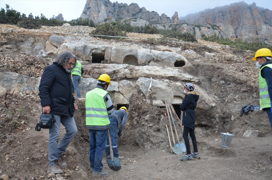 Karaman'daki Kazılarda Roma Dönemine Ait Sarnıç Ve Kale Surları Ortaya Çıkarıldı