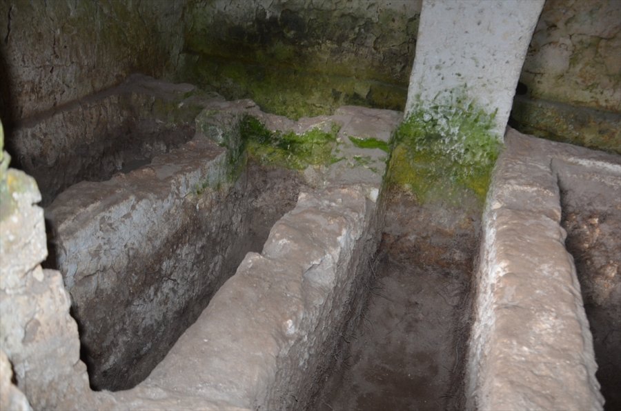 Karaman'daki Kazılarda Roma Dönemine Ait Sarnıç Ve Kale Surları Ortaya Çıkarıldı