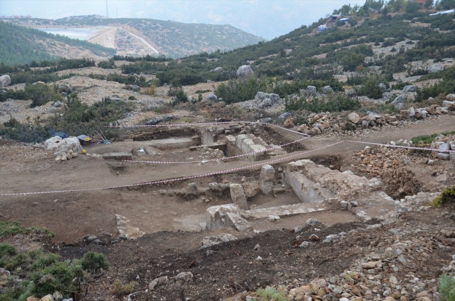 Karaman'daki Kazılarda Roma Dönemine Ait Sarnıç Ve Kale Surları Ortaya Çıkarıldı