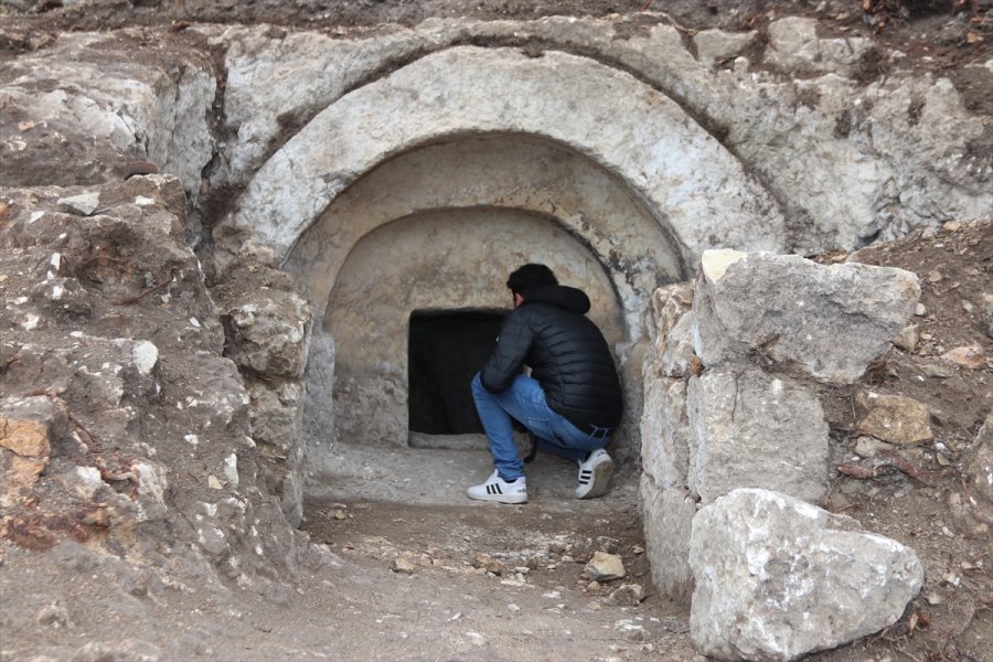 Karaman'daki Kazılarda Roma Dönemine Ait Sarnıç Ve Kale Surları Ortaya Çıkarıldı