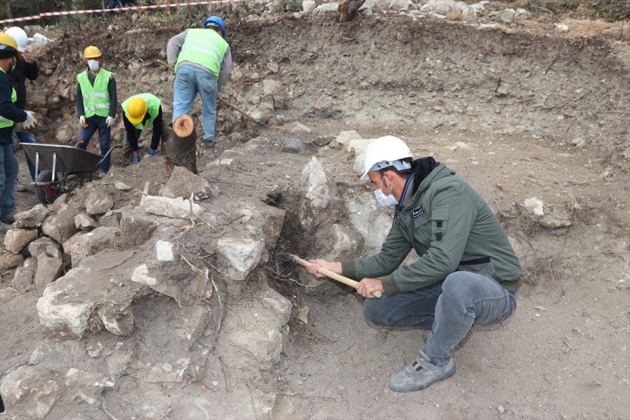 Karaman'daki Kazılarda Roma Dönemine Ait Sarnıç Ve Kale Surları Ortaya Çıkarıldı