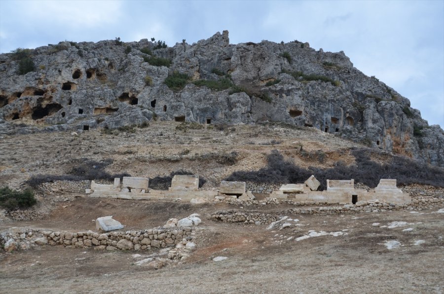 Karaman'daki Kazılarda Roma Dönemine Ait Sarnıç Ve Kale Surları Ortaya Çıkarıldı