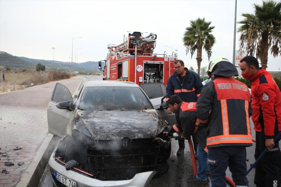 Mersin'de Seyir Halindeki Otomobil Yandı