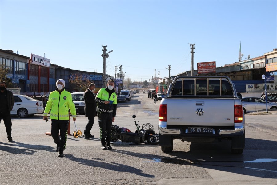 Ankara'da Pikabın Çarptığı Motosiklet Sürücüsü Yaralandı