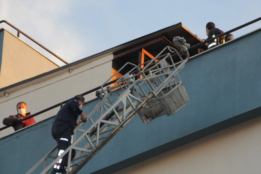 Antalya'da Hastanenin Çatı Katında Çıkan Yangın Büyümeden Söndürüldü