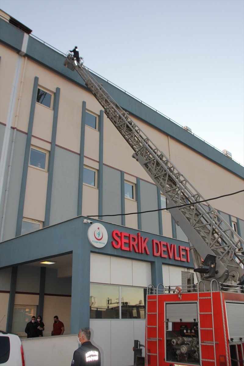 Antalya'da Hastanenin Çatı Katında Çıkan Yangın Büyümeden Söndürüldü