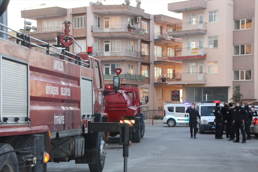 Antalya'da Hastanenin Çatı Katında Çıkan Yangın Büyümeden Söndürüldü
