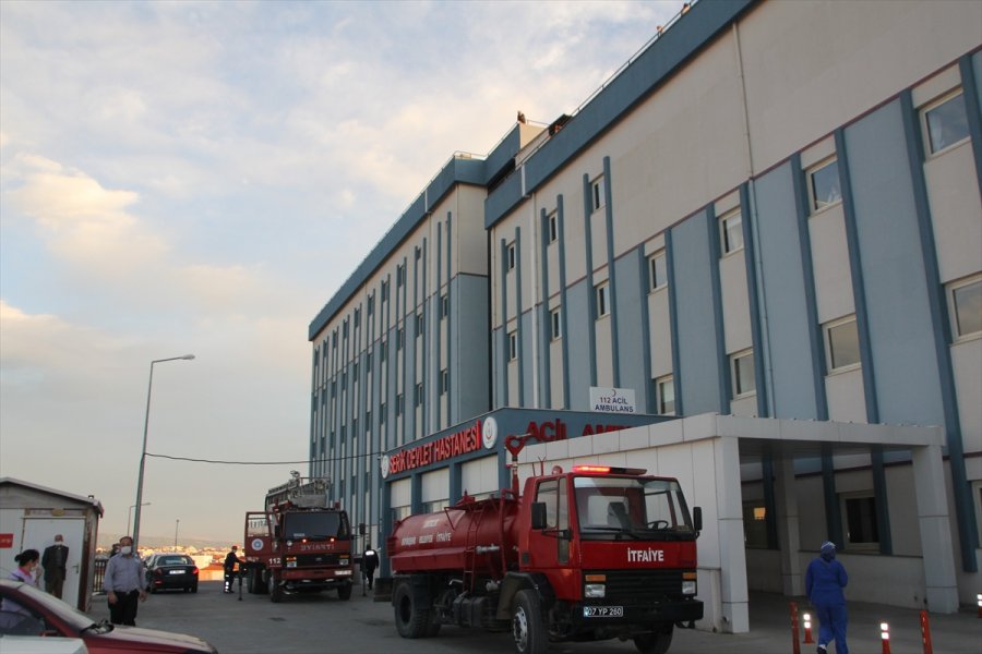 Antalya'da Hastanenin Çatı Katında Çıkan Yangın Büyümeden Söndürüldü