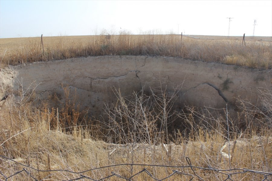 Tarlalarında Oluşan 2 Obruğa Rağmen Tarıma Devam Ediyorlar