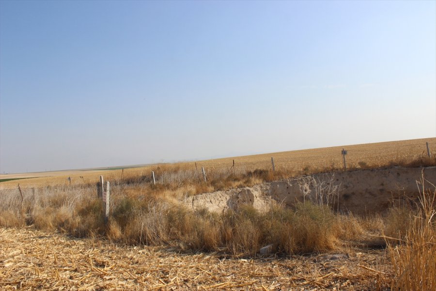 Tarlalarında Oluşan 2 Obruğa Rağmen Tarıma Devam Ediyorlar