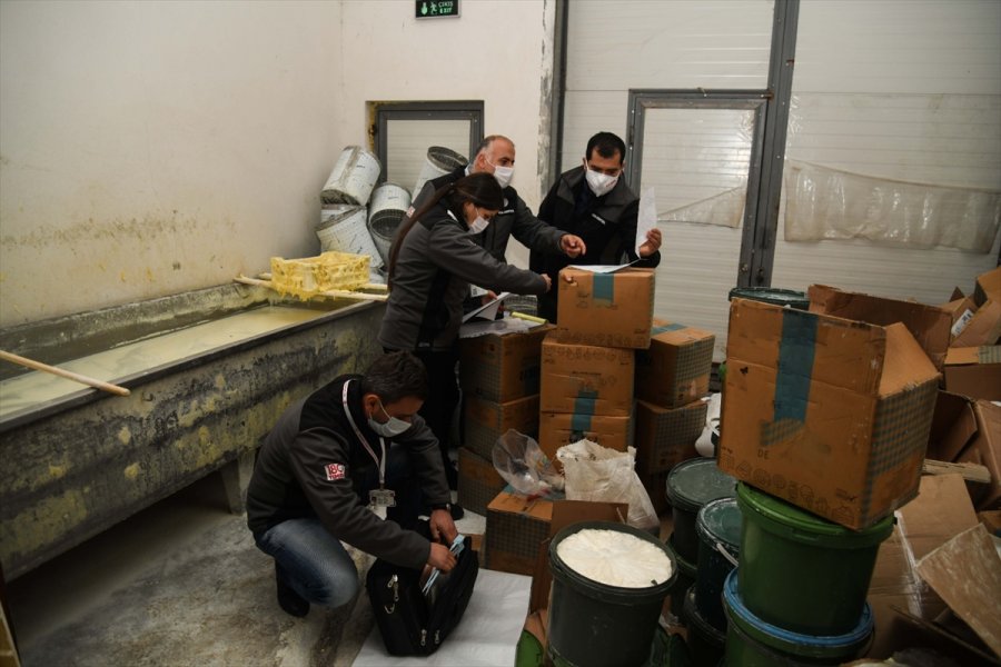 Kayseri'de Tüketime Uygun Olmayan 3 Ton Süt Ürünü İmha Edildi