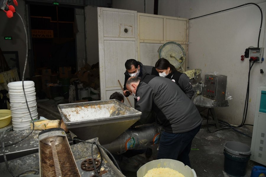 Kayseri'de Tüketime Uygun Olmayan 3 Ton Süt Ürünü İmha Edildi