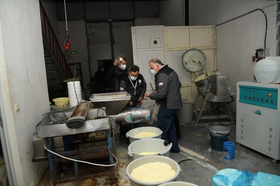 Kayseri'de Tüketime Uygun Olmayan 3 Ton Süt Ürünü İmha Edildi